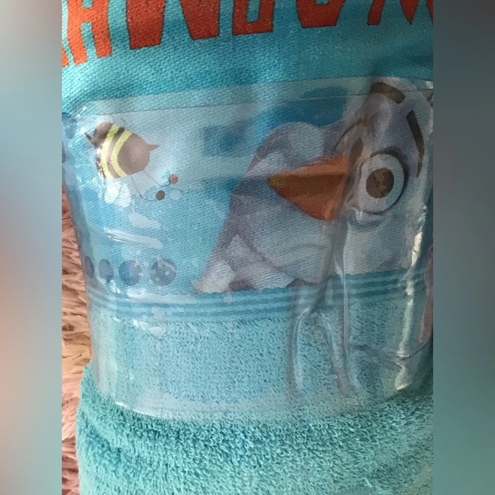 - Disney Frozen 2 Towel Set. NWT
